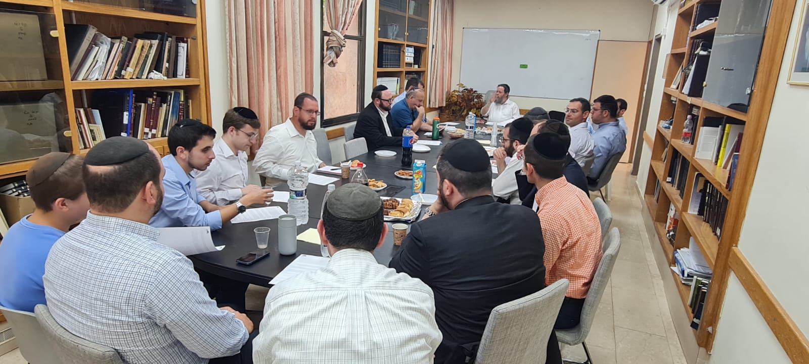 On Sunday we were excited to welcome back overseas alumni to campus, for a special day of learning. The bogrim heard shiurim from Rosh Hayeshiva Rav Aharon Friedman and from Rav Blachman, in addition to having morning Seder in the Beit Midrash.